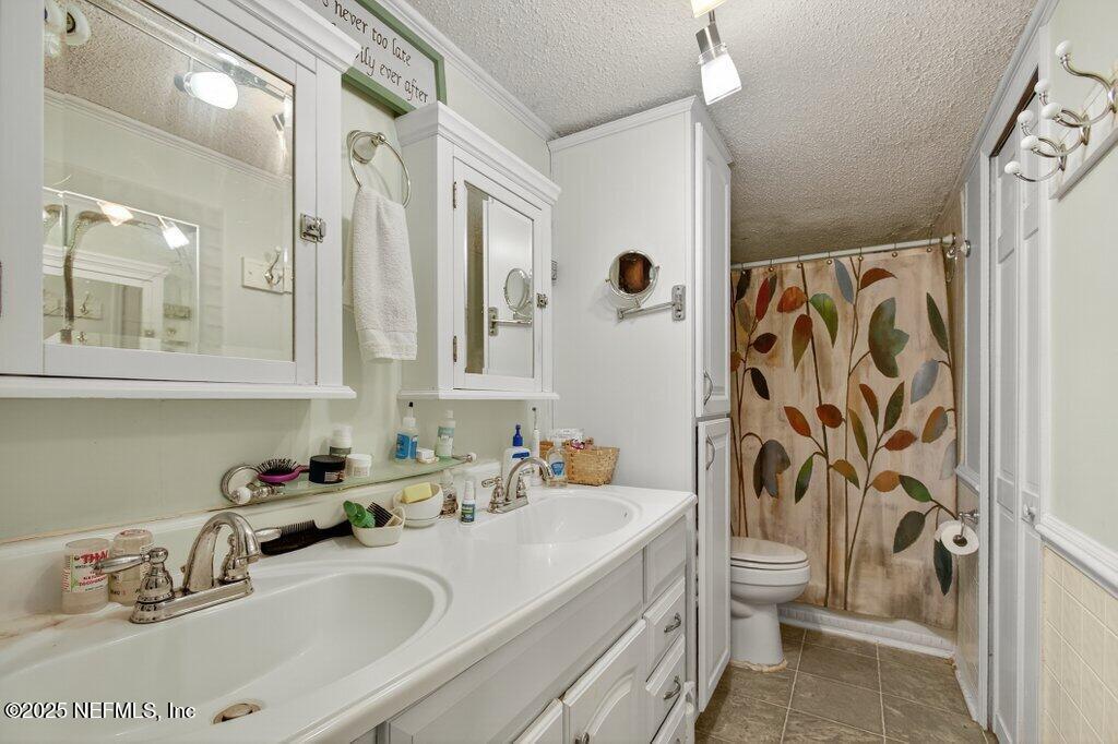 695 Carlin Road Satsuma, FL 32189 - Photo 21 of 53 a bathroom with a sink toilet and shower