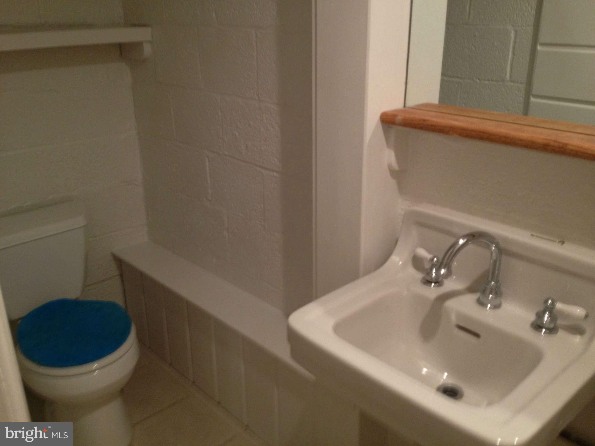 8112 Bainbridge Road Alexandria, VA 22308 - Photo 23 of 29 Bath