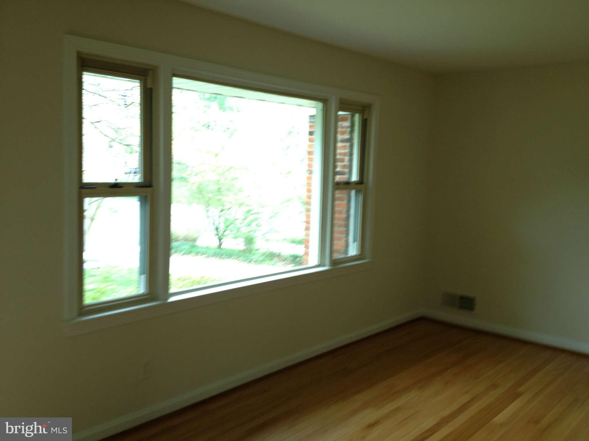 8112 Bainbridge Road Alexandria, VA 22308 - Photo 5 of 29 Living Room