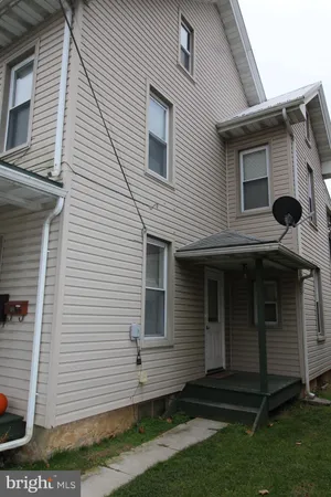 $1,025 | 364 364-apt B E Jackson Street, New Holland, PA 17557