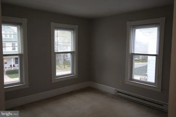 $1,025 | 364 364-apt B E Jackson Street, New Holland, PA 17557