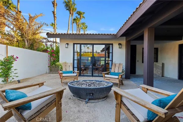 a view of a dinning table and chairs in the patio