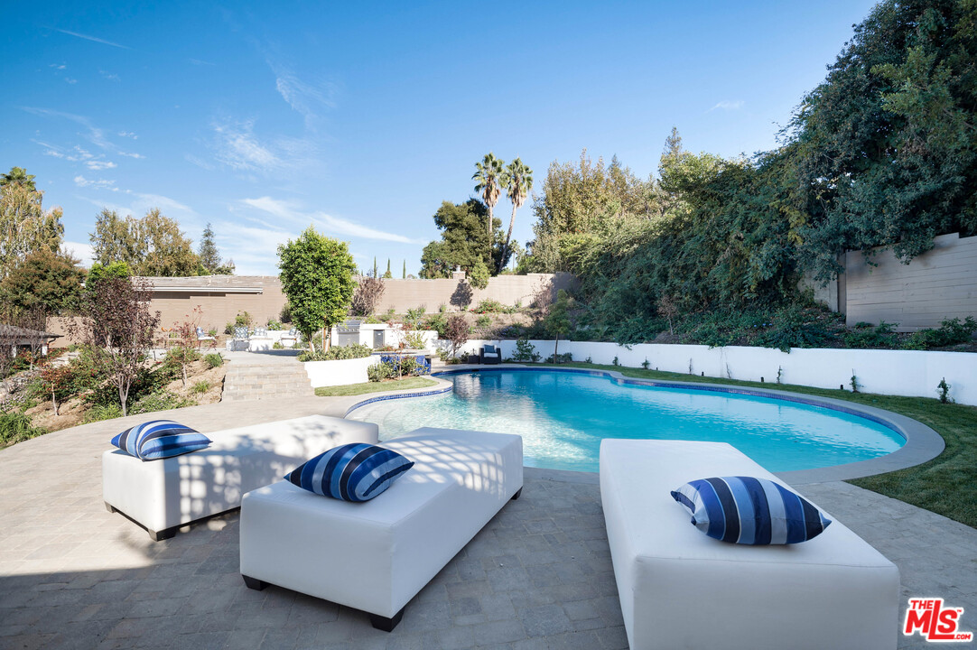 15630 Woodvale Road Encino, CA 91436 - Photo 2 of 43 Gallery Image 2