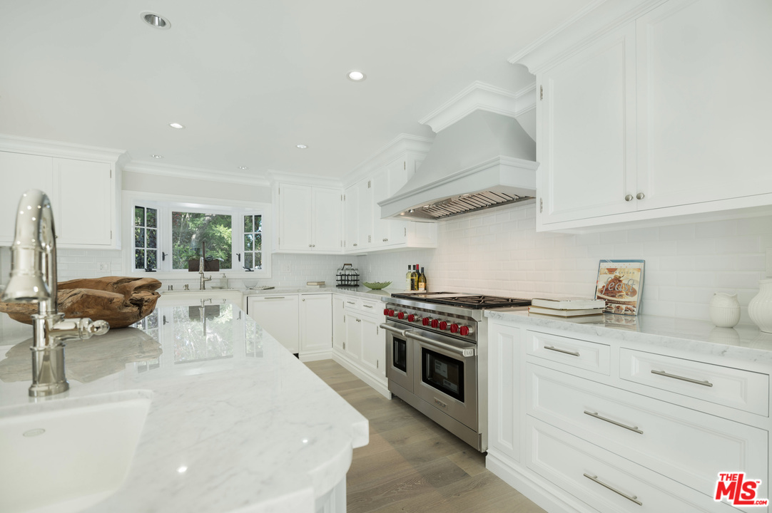 15630 Woodvale Road Encino, CA 91436 - Photo 14 of 43 Gallery Image 14