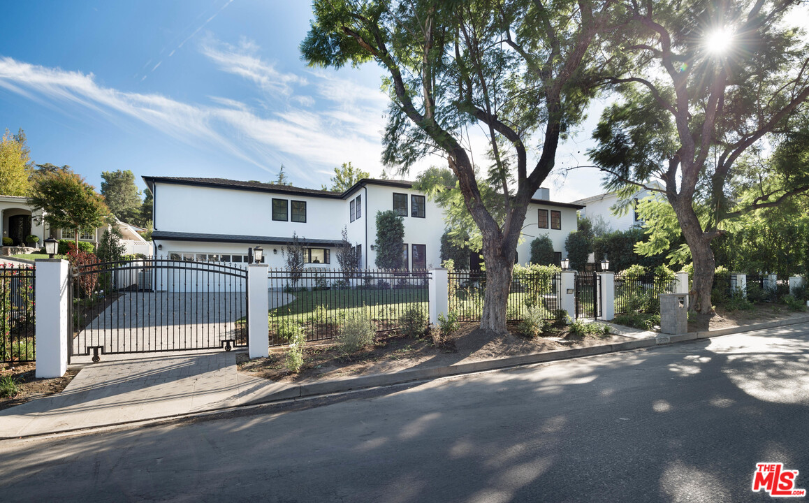15630 Woodvale Road Encino, CA 91436 - Photo 3 of 43 Gallery Image 3