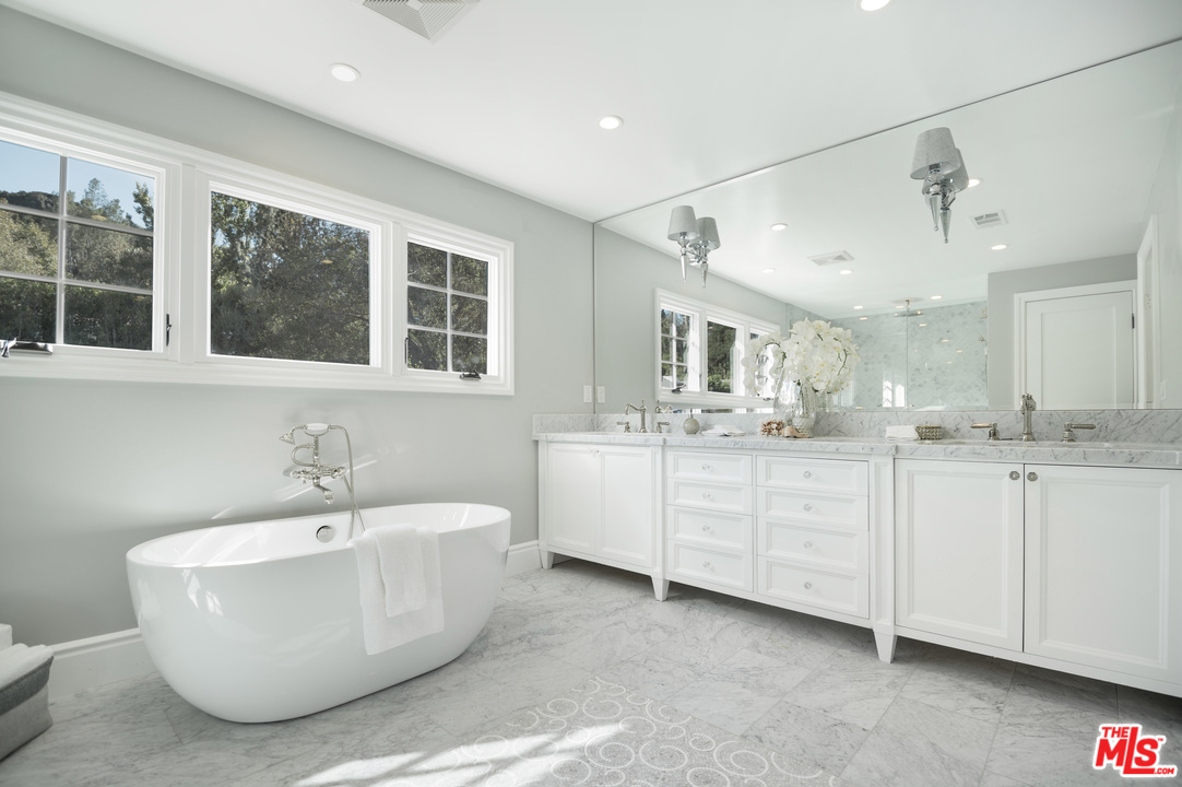 15630 Woodvale Road Encino, CA 91436 - Photo 22 of 43 Gallery Image 22