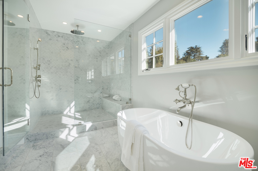 15630 Woodvale Road Encino, CA 91436 - Photo 23 of 43 Gallery Image 23