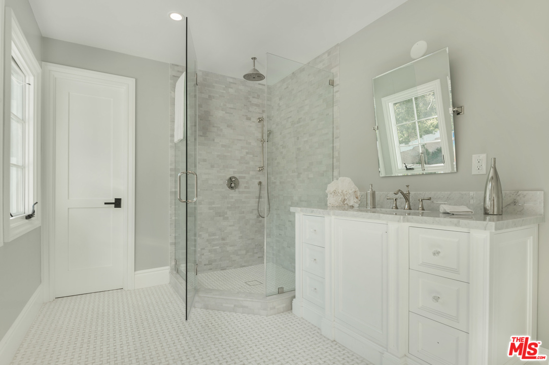 15630 Woodvale Road Encino, CA 91436 - Photo 25 of 43 Gallery Image 25
