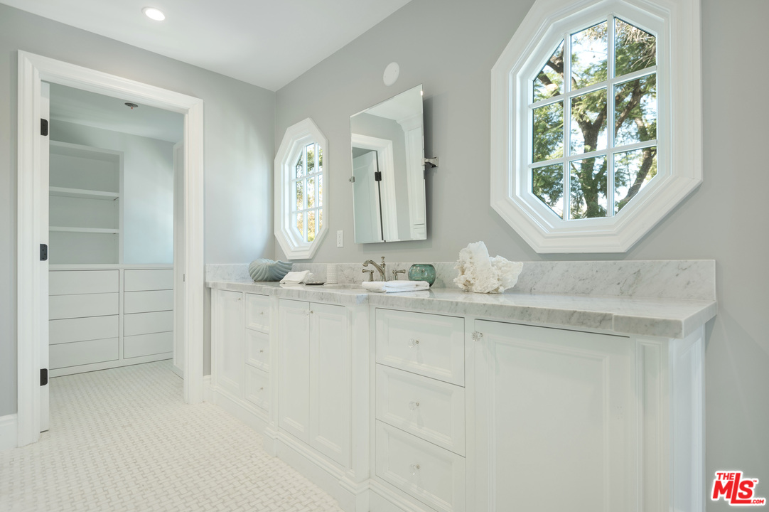 15630 Woodvale Road Encino, CA 91436 - Photo 27 of 43 Gallery Image 27