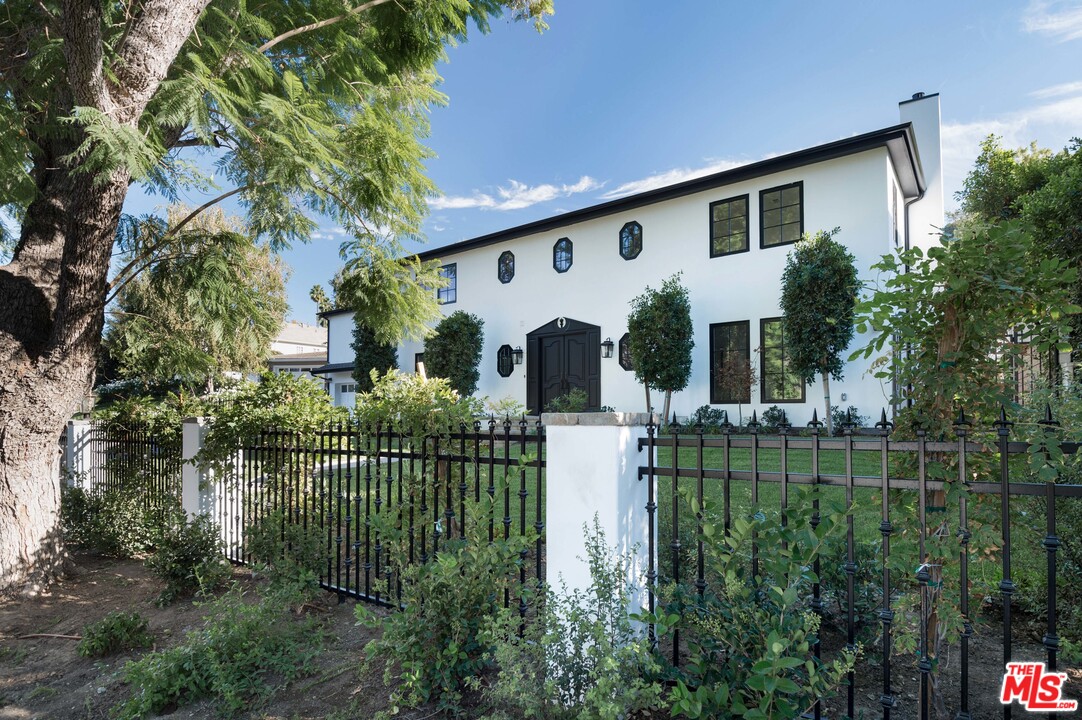 15630 Woodvale Road Encino, CA 91436 - Photo 4 of 43 Gallery Image 4