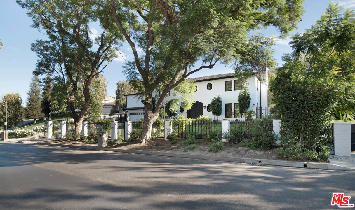 15630 Woodvale Road Encino, CA 91436 - Photo 39 of 43 Gallery Image 39