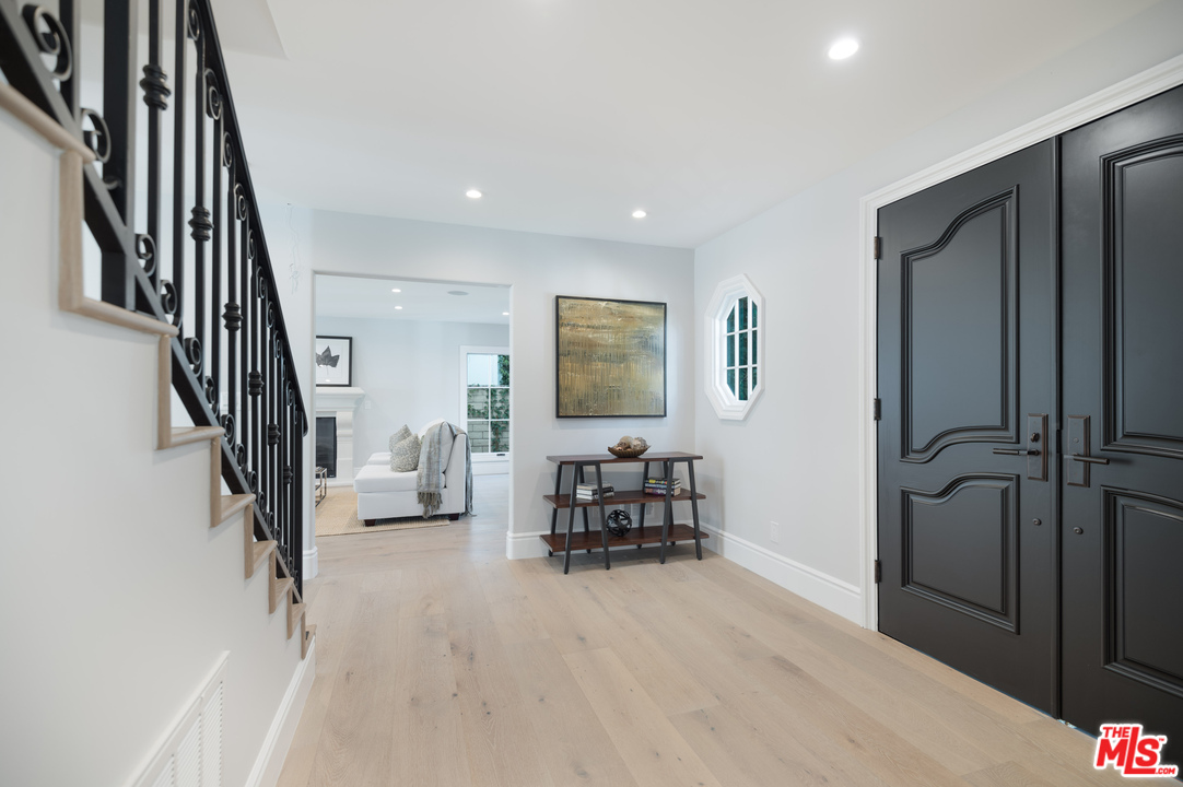 15630 Woodvale Road Encino, CA 91436 - Photo 5 of 43 Gallery Image 5