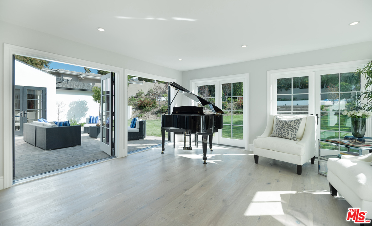 15630 Woodvale Road Encino, CA 91436 - Photo 8 of 43 Gallery Image 8