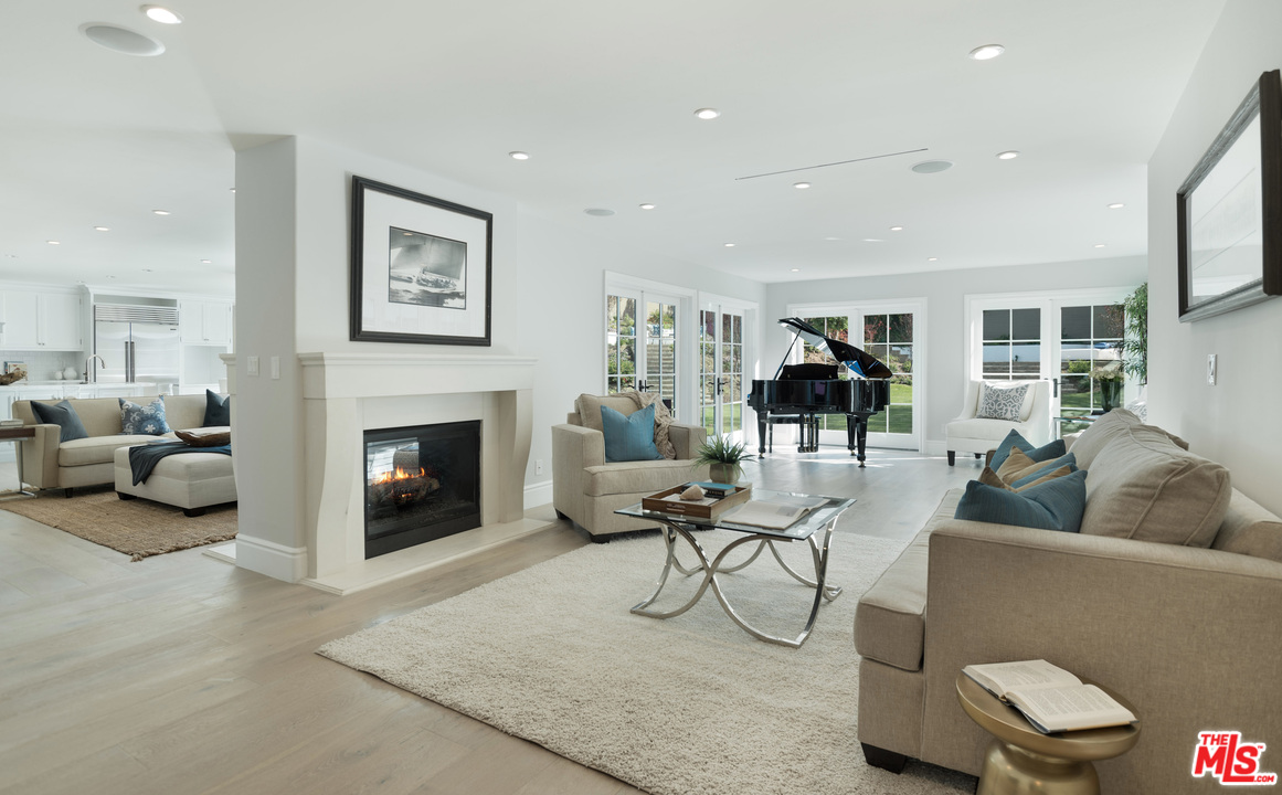15630 Woodvale Road Encino, CA 91436 - Photo 9 of 43 Gallery Image 9