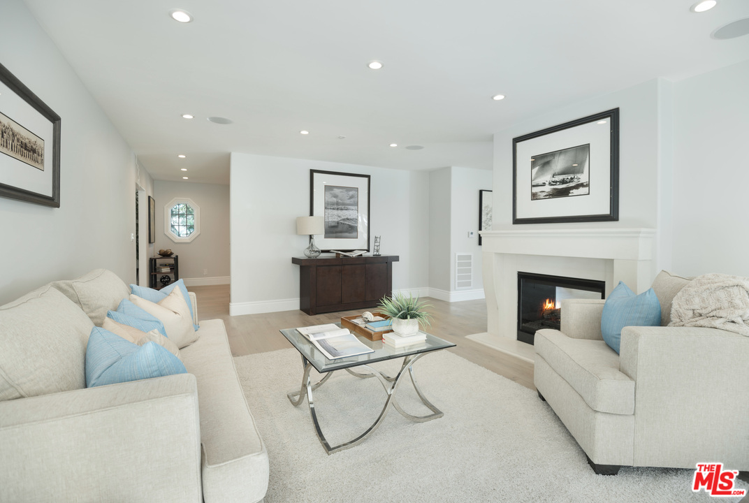 15630 Woodvale Road Encino, CA 91436 - Photo 10 of 43 Gallery Image 10