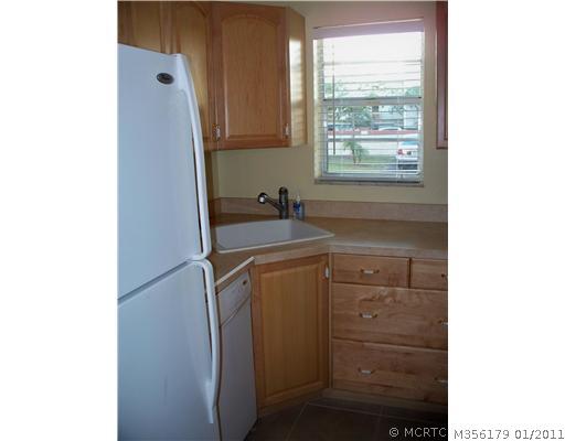1995 Southwest Palm City Road, Unit 47B Stuart, FL 34994 - Photo 7 of 16 Kitchen. Complete appliance package