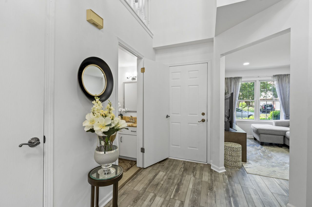 706 Brandon Place Wheeling, IL 60090 - Photo 4 of 42 a living room with furniture and a window