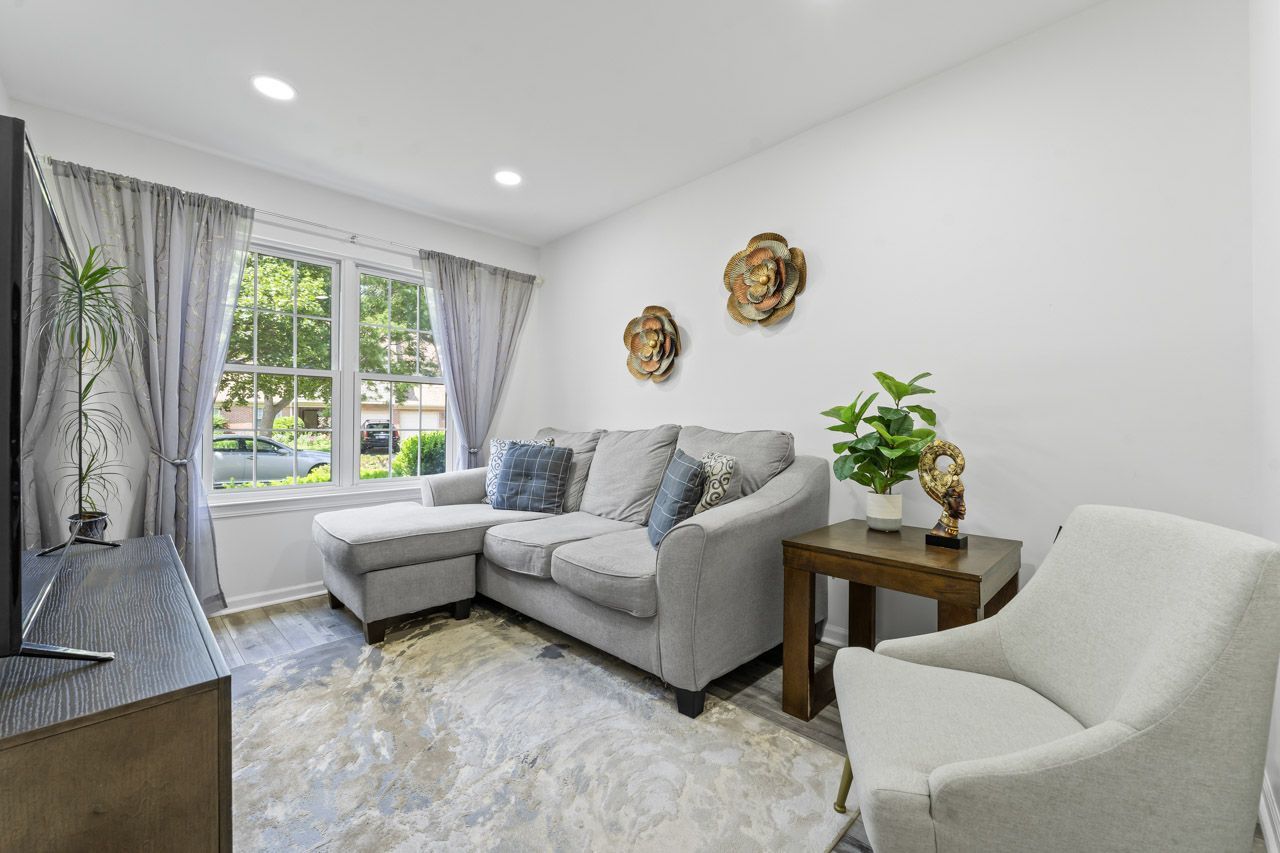 706 Brandon Place Wheeling, IL 60090 - Photo 5 of 42 a living room with furniture and a large window