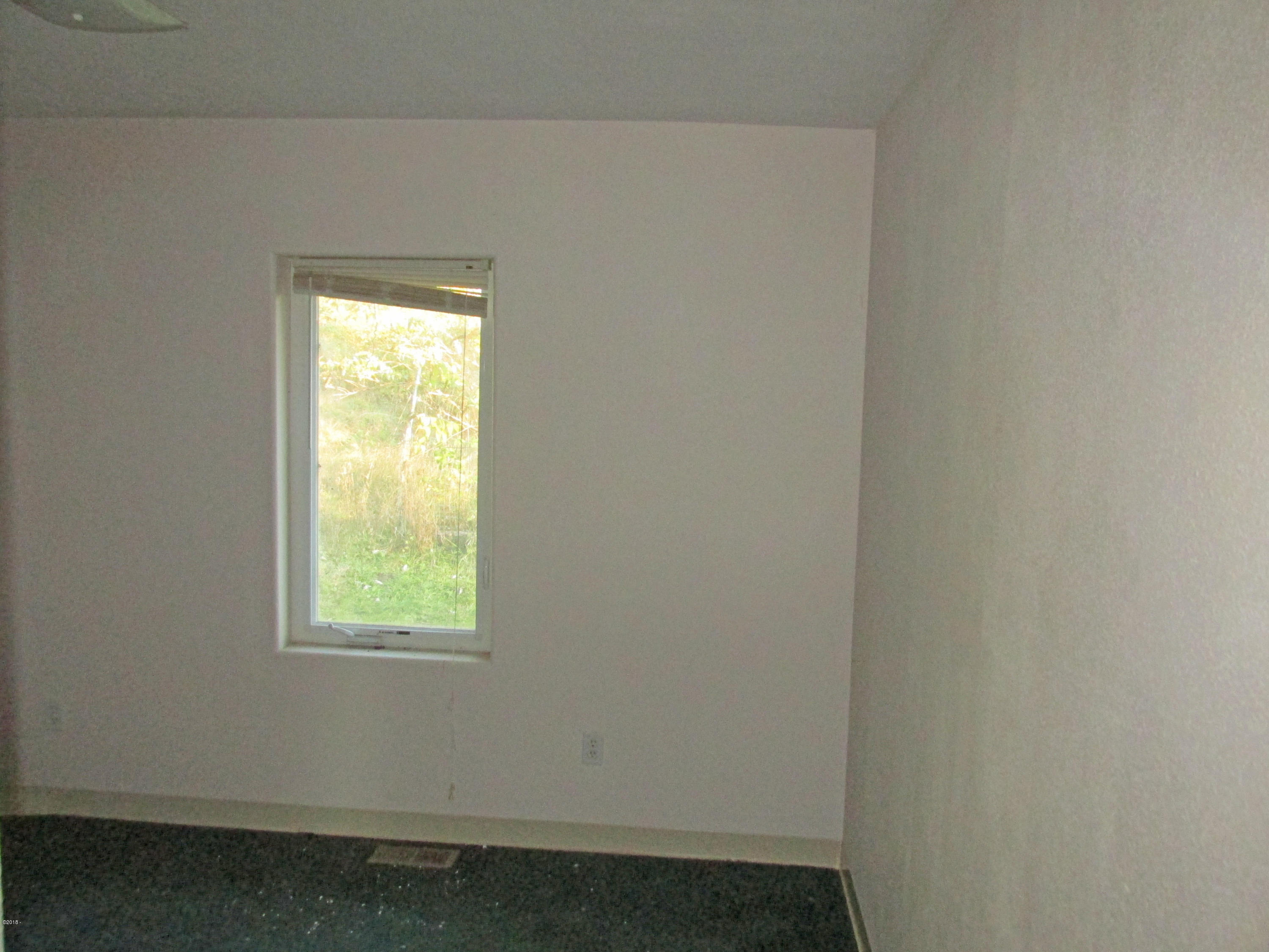 516 Elk City Road Toledo, OR 97391 - Photo 10 of 15 Bedroom