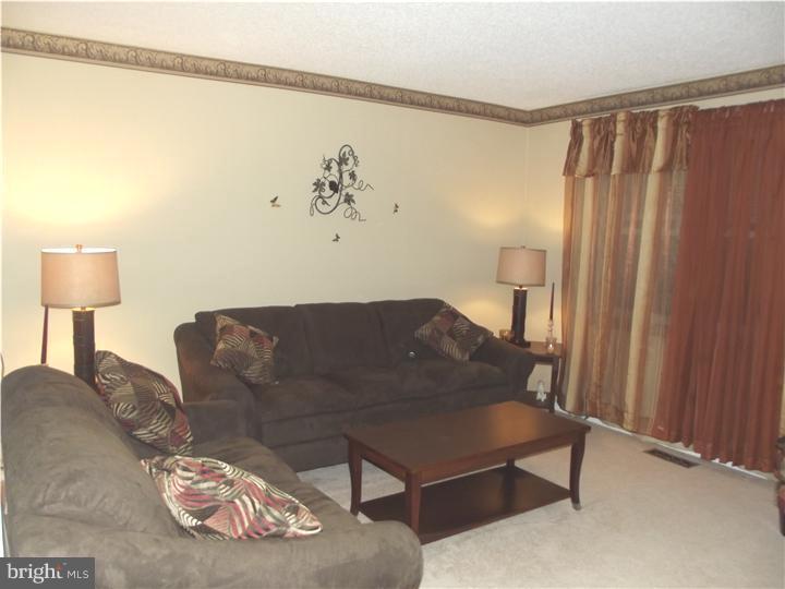 10816 Heflin Road Philadelphia, PA 19154 - Photo 3 of 14 Living Room