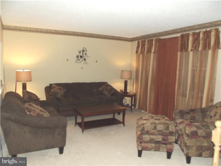 10816 Heflin Road Philadelphia, PA 19154 - Photo 4 of 14 Living Room