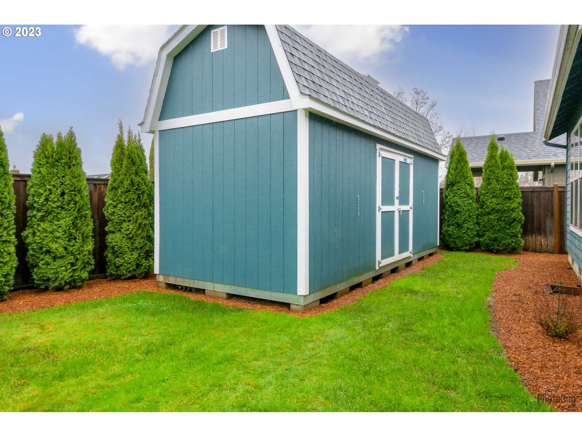 975 Riverstone Lane Springfield, OR 97477 - Photo 24 of 27 a backyard of a house with lots of green space