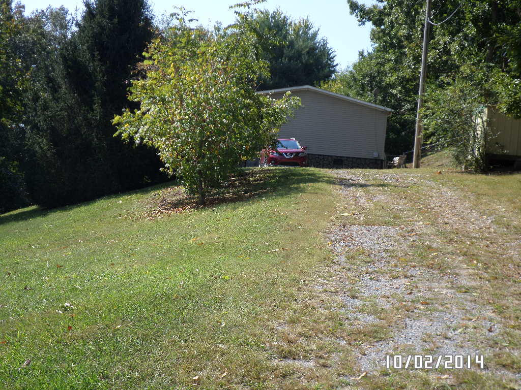 405 Barker Road New Tazewell, TN 37825 - Photo 5 of 22 driveway