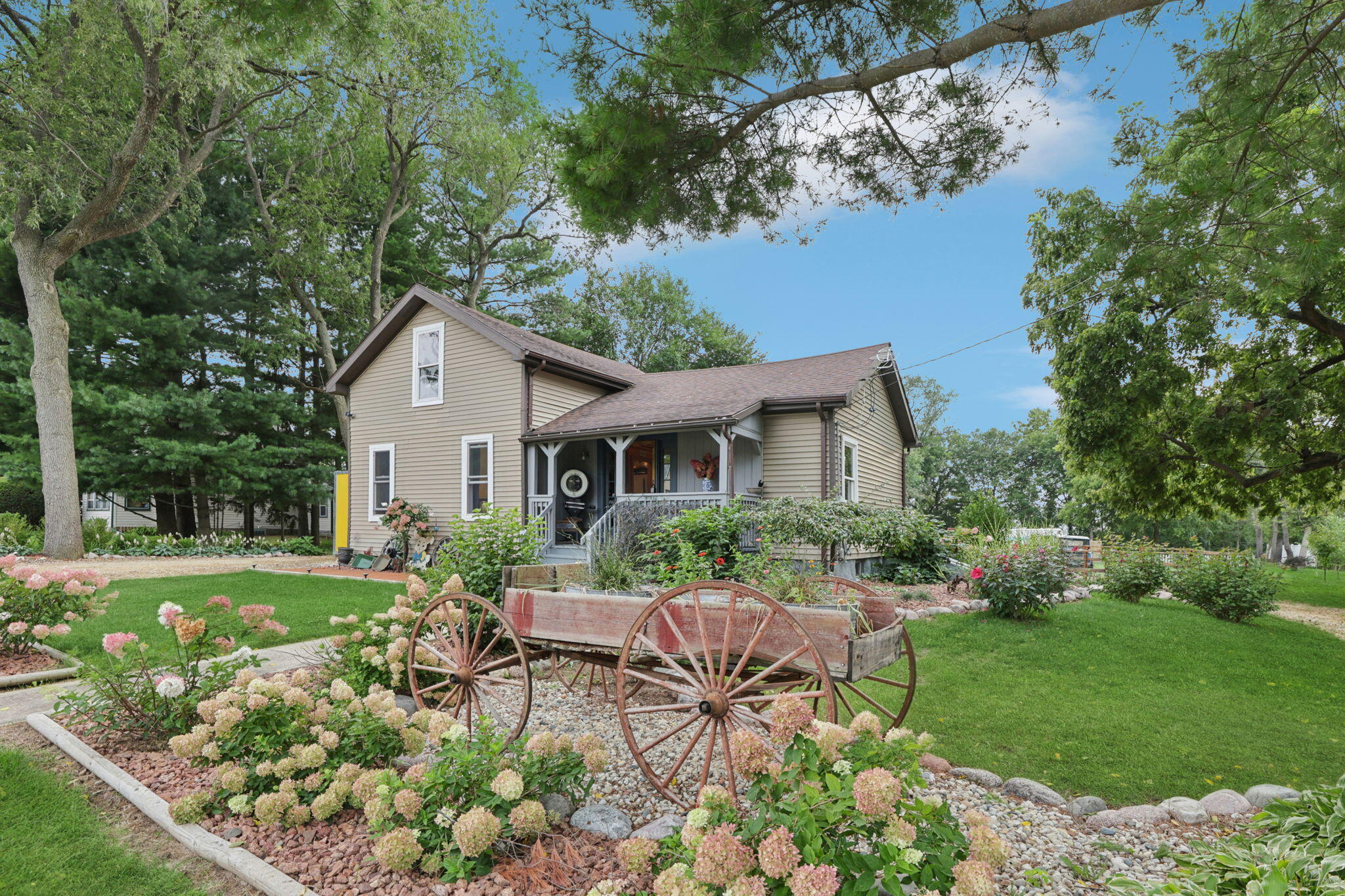 239 Nelson Street Sharon, WI 53585 - Photo 6 of 26 3-web-or-mls-Nelson St-L0409-003