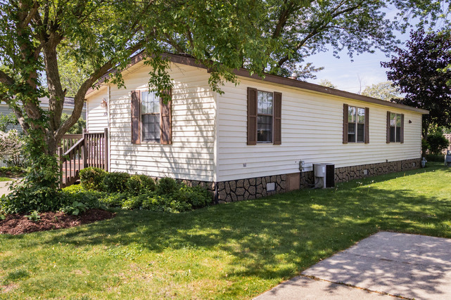 38569 North Sheridan Road, Unit 390 Beach Park, IL 60099 - Photo 4 of 28 a view of a house with a yard