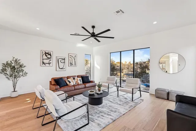 $1,500,000 | 3 Breakwater Bend, Graford, TX 76449