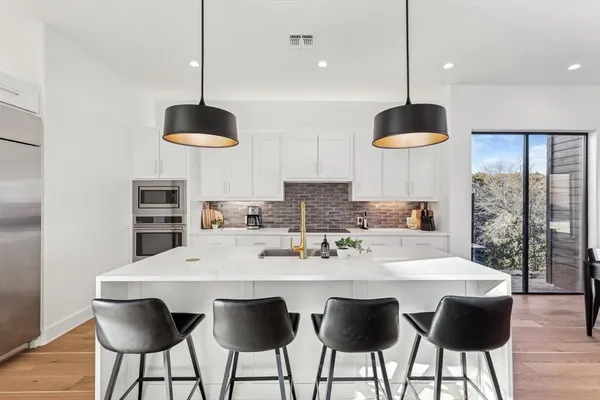 $1,500,000 | 3 Breakwater Bend, Graford, TX 76449