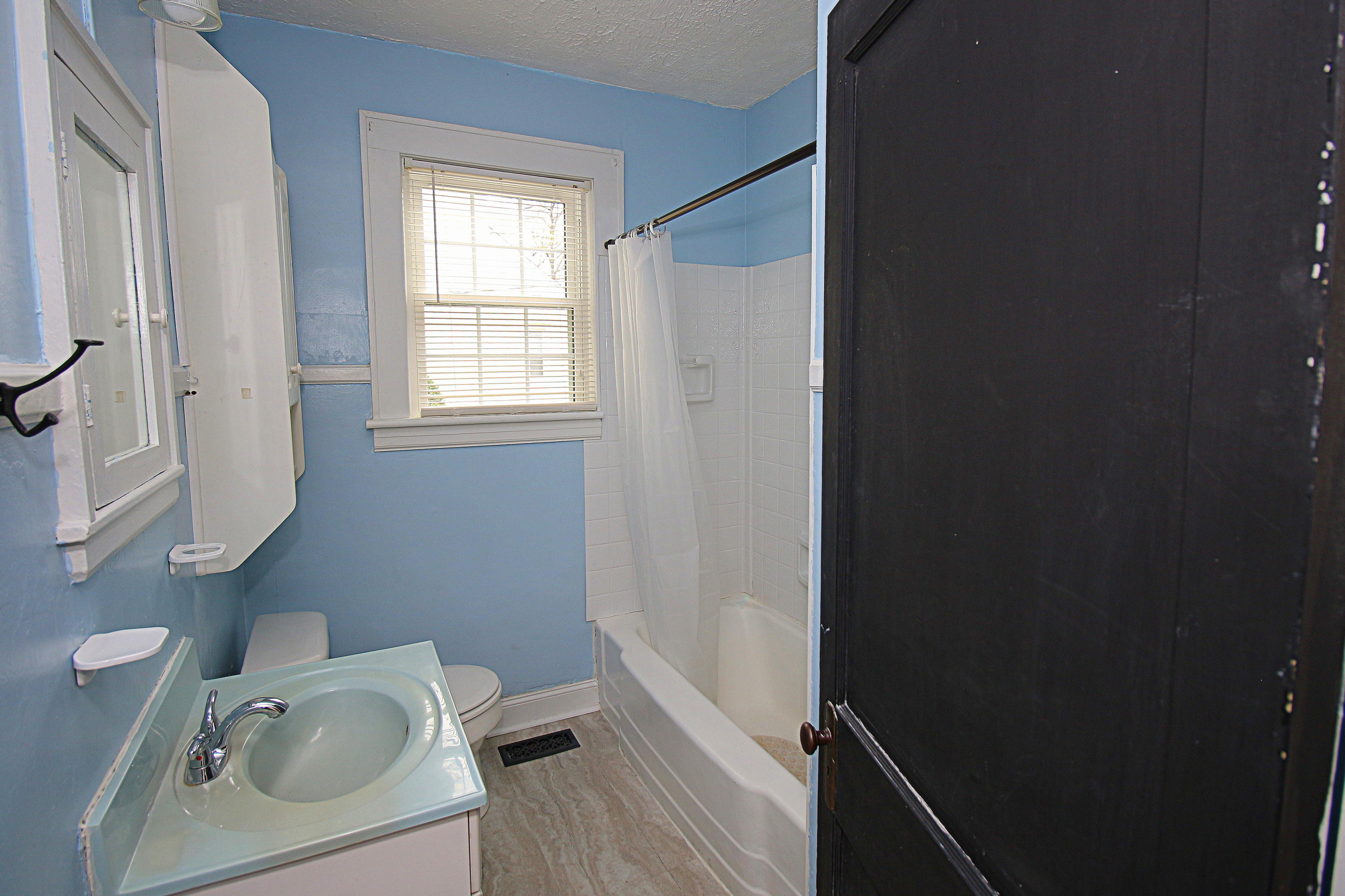 515 Liberty Road Northeast Roanoke, VA 24012 - Photo 11 of 35 300 dpi5