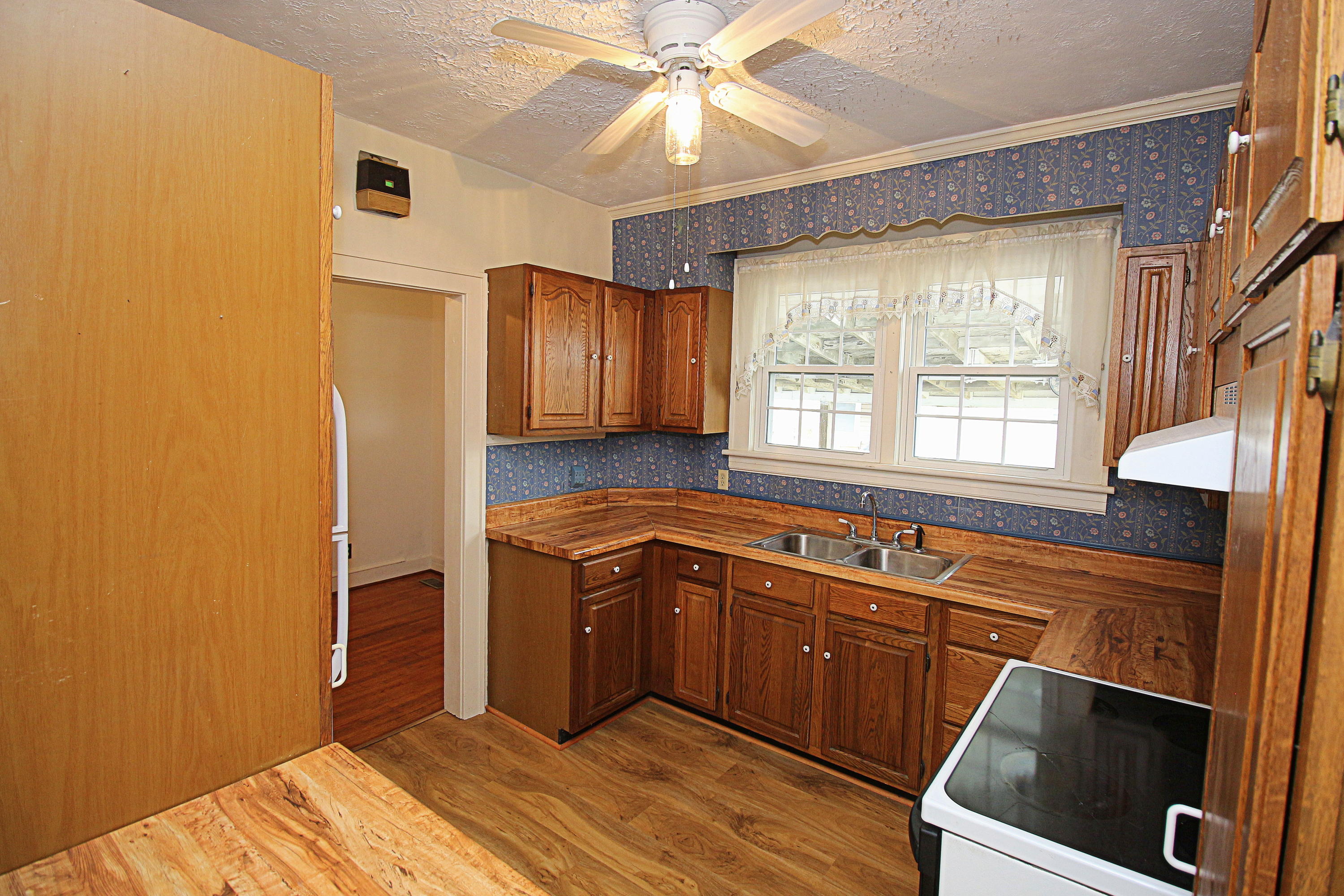 515 Liberty Road Northeast Roanoke, VA 24012 - Photo 5 of 35 300 dpi10