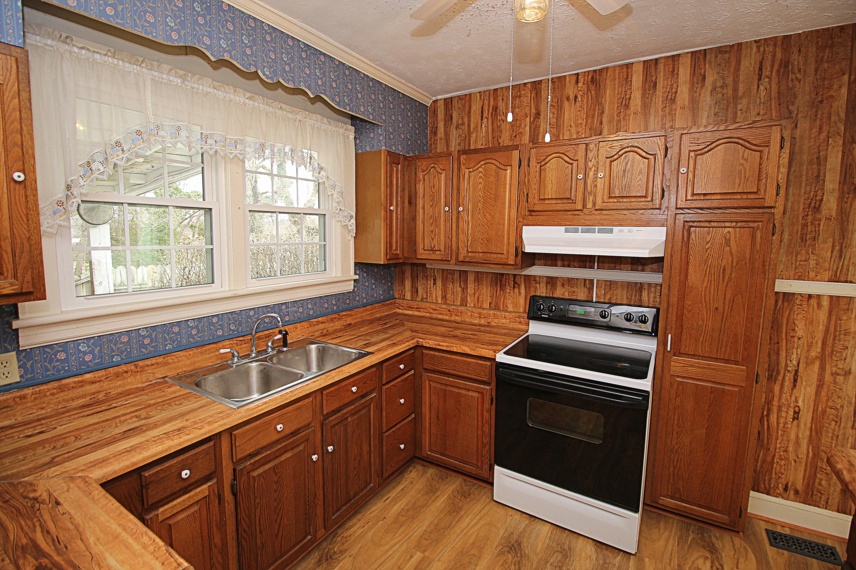 515 Liberty Road Northeast Roanoke, VA 24012 - Photo 6 of 35 300 dpi12