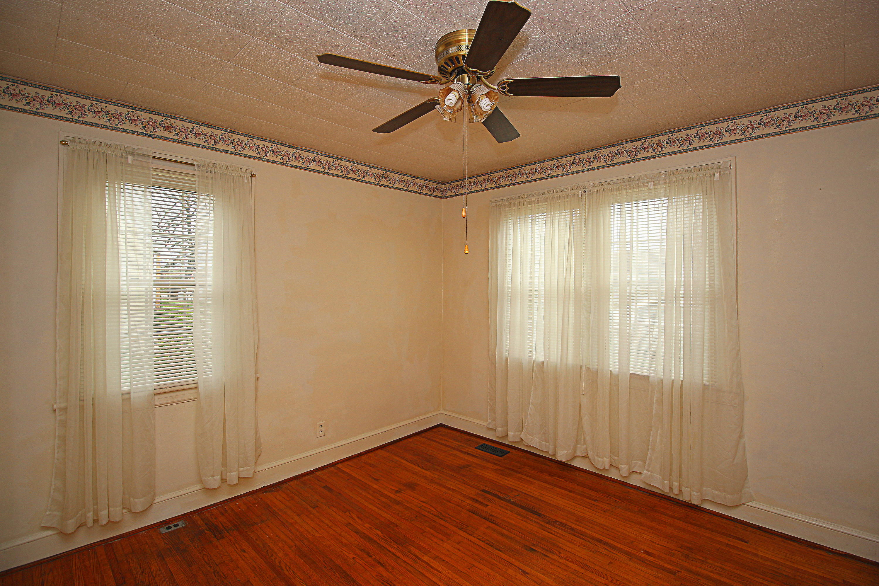 515 Liberty Road Northeast Roanoke, VA 24012 - Photo 9 of 35 300 dpi3