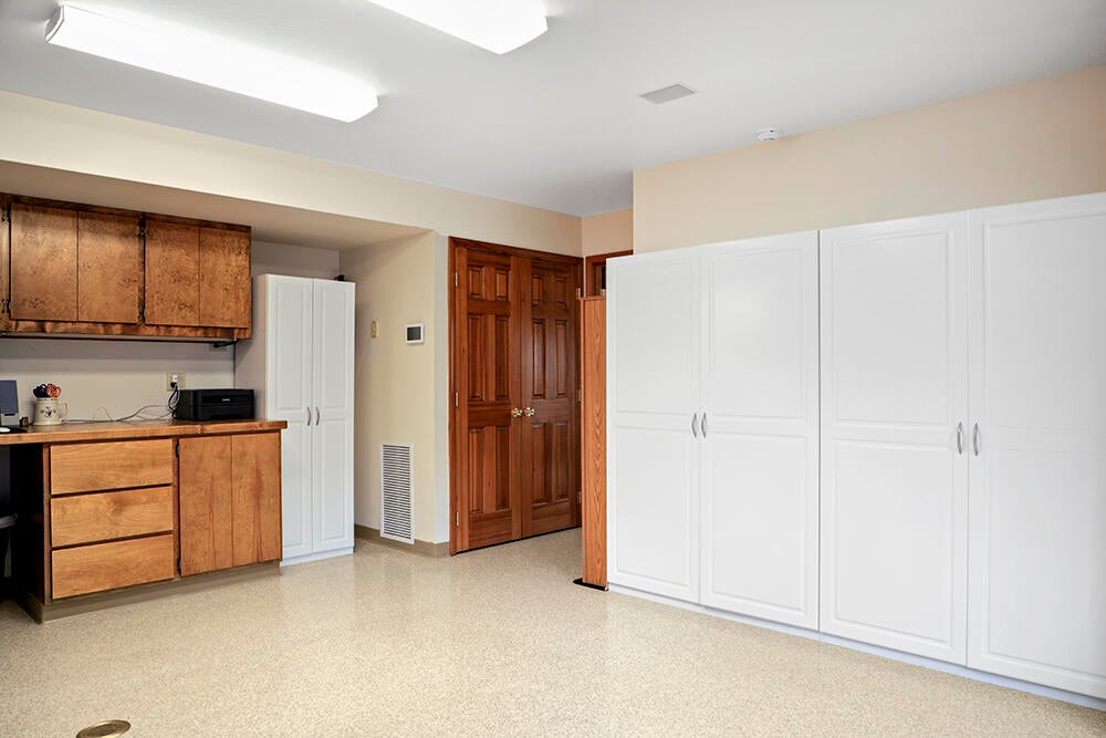 2255 Johns Peak Road Central Point, OR 97502 - Photo 16 of 36 Studio