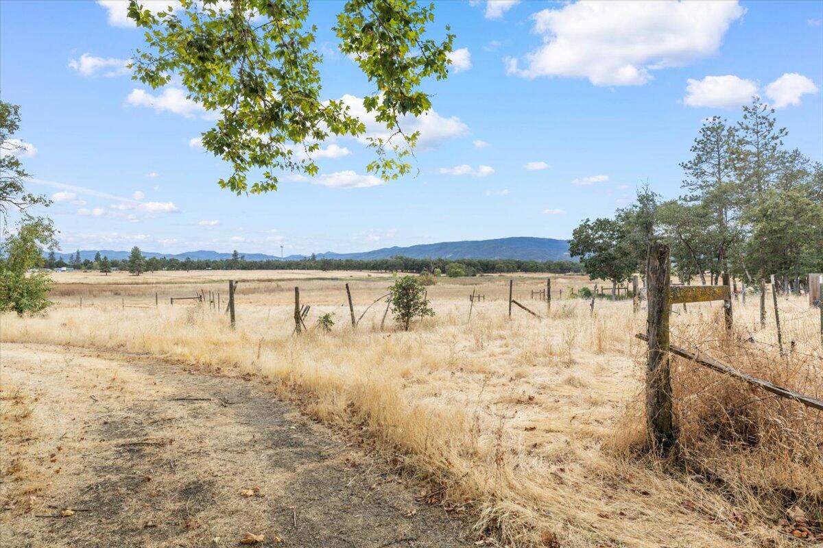 629 Gibbon Road Central Point, OR 97502 - Photo 15 of 28 1