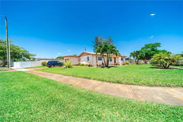 a view of a house with a big yard