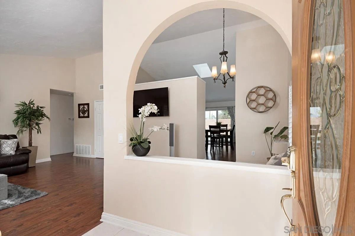 11068 Pinzon Way San Diego, CA 92127 - Photo 6 of 31 a view of a living room