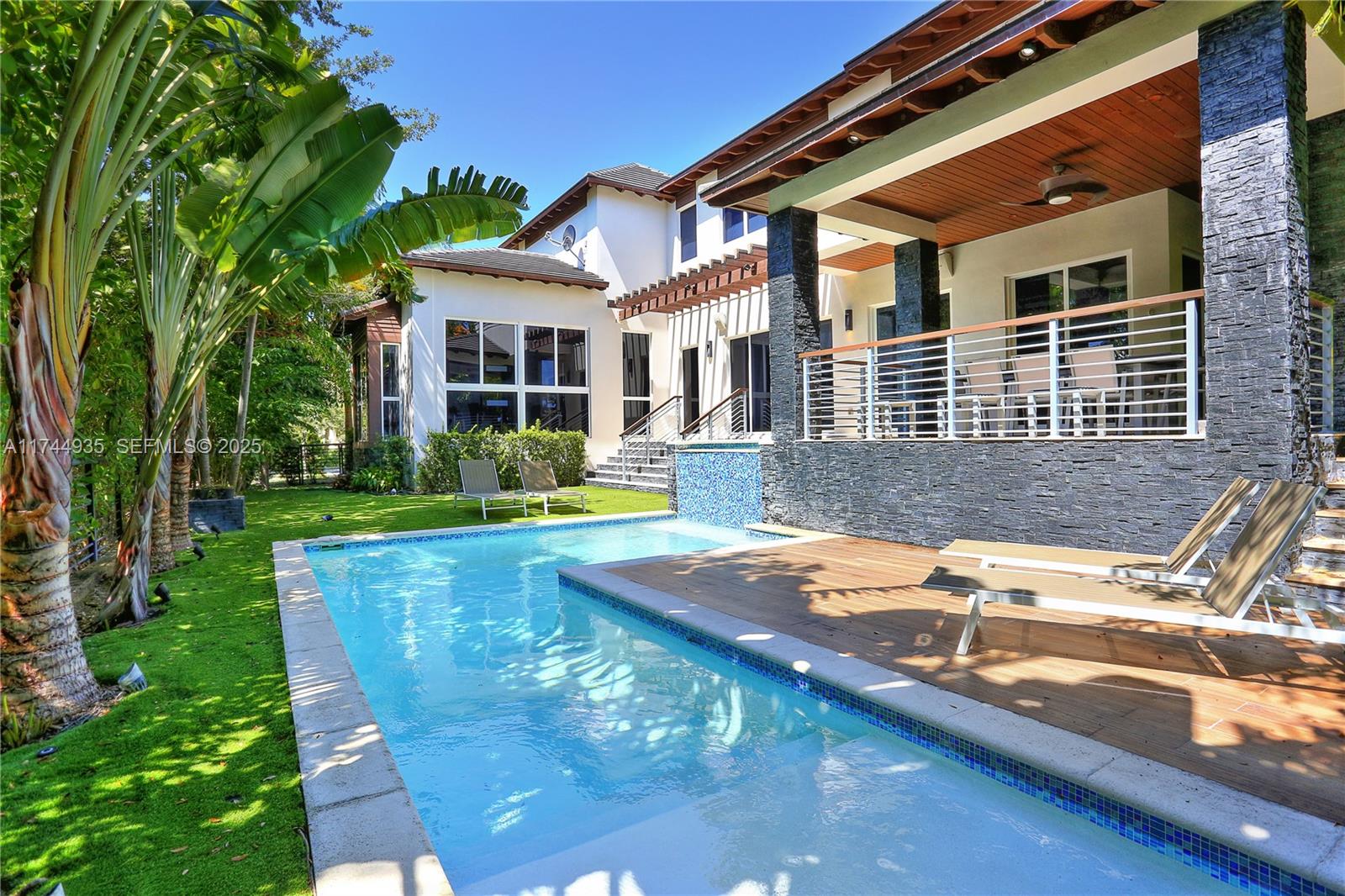 573 Warren Lane Key Biscayne, FL 33149 - Photo 4 of 35