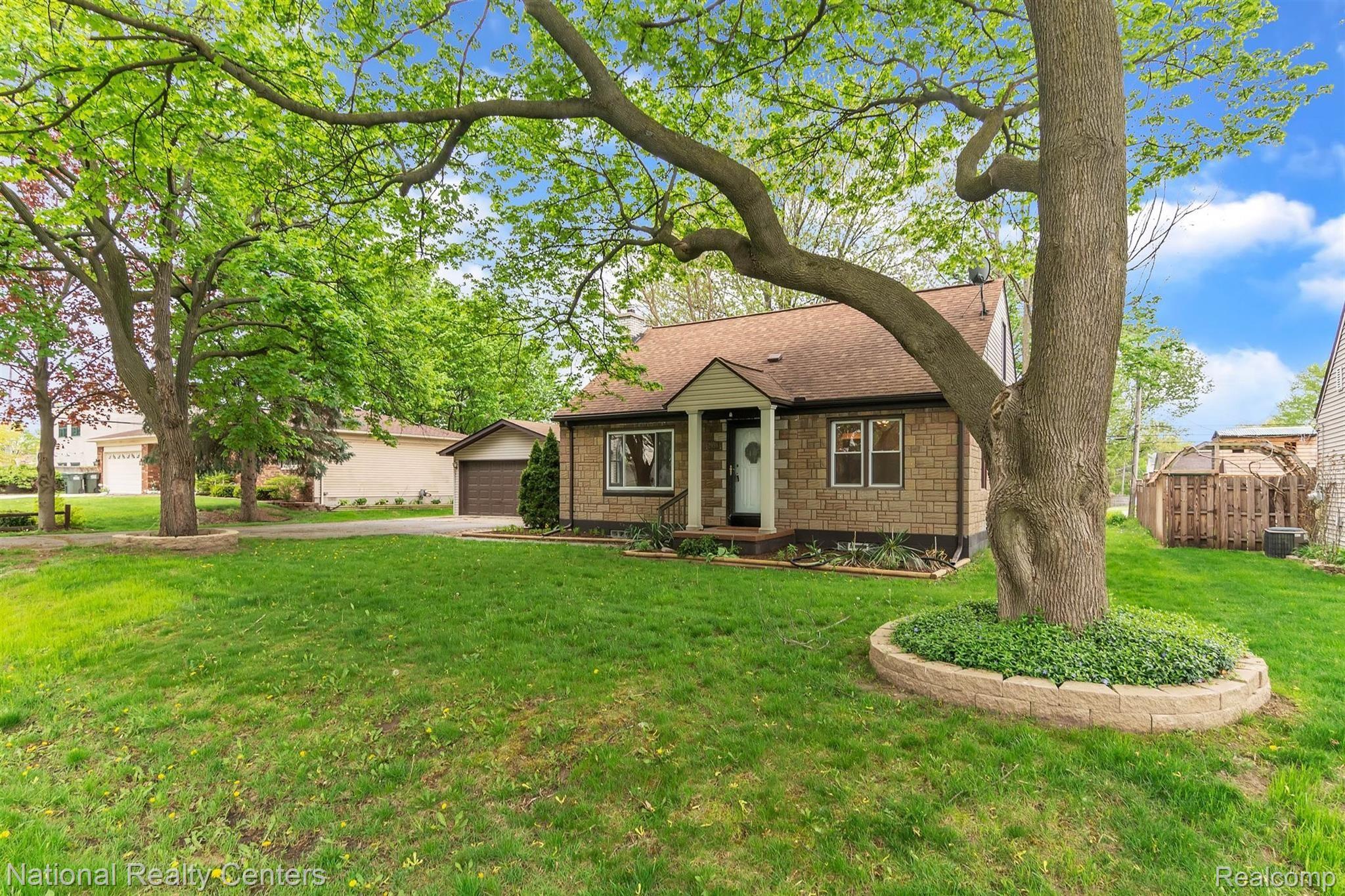 2958 Corinthia Drive Rochester, MI 48309 - Photo 3 of 34 03-2958 Corinthia Dr-WindowStill-Real-Estate-Photography-4.jpg