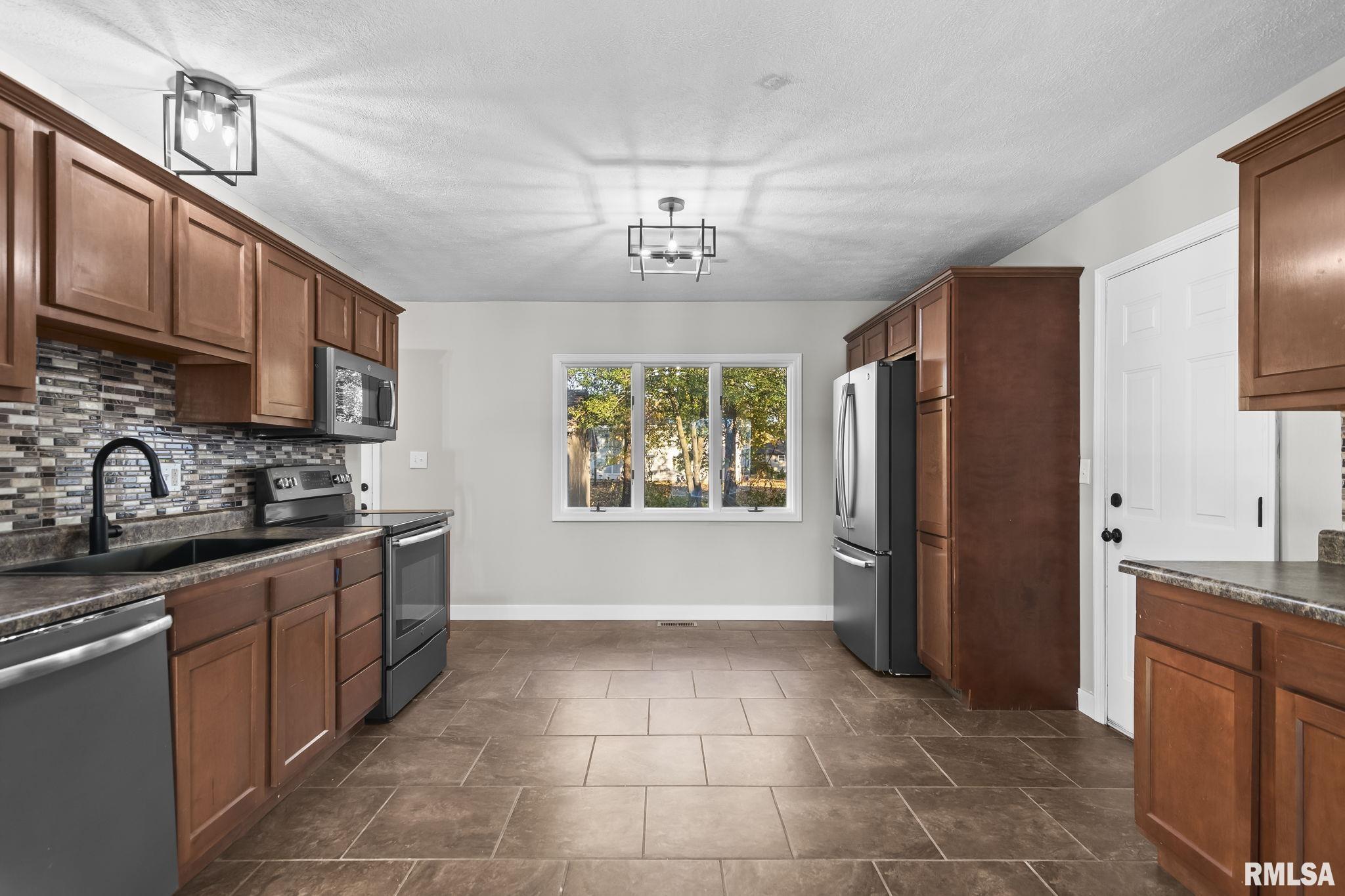 74 Nottingham Drive Chatham, IL 62629 - Photo 7 of 27