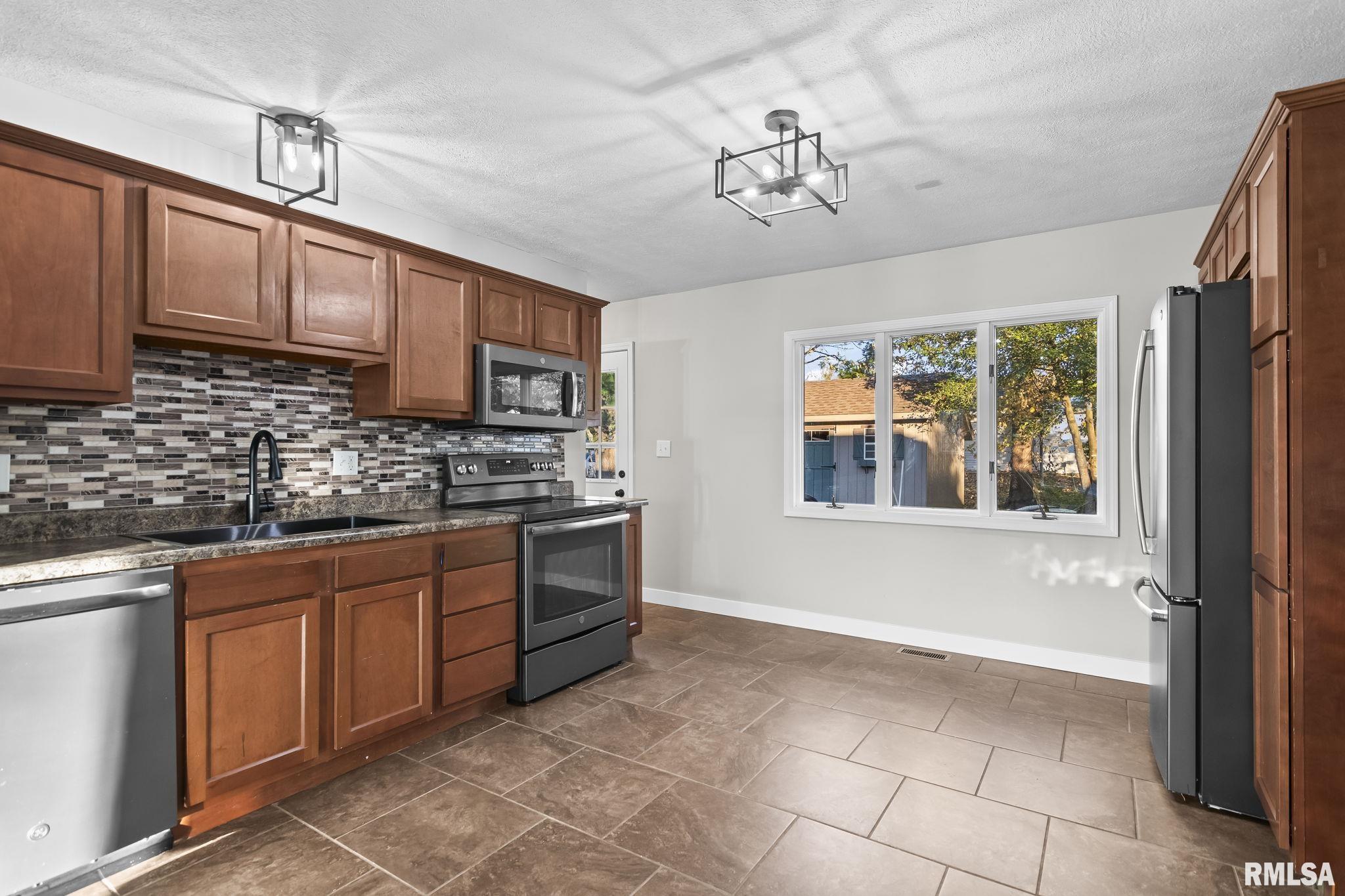 74 Nottingham Drive Chatham, IL 62629 - Photo 8 of 27