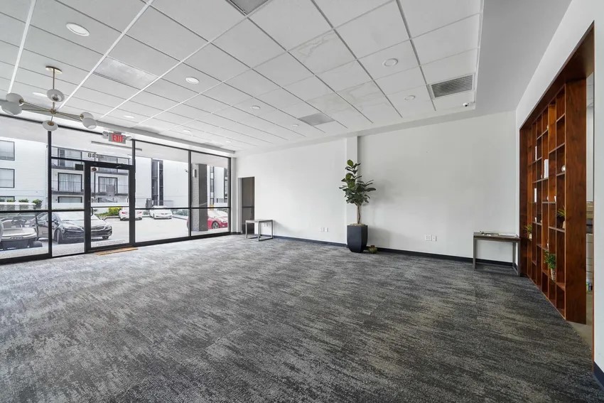 4400 Memorial Drive, Unit 43066 Houston, TX 77007 - Photo 8 of 20 a view of an empty room with a window
