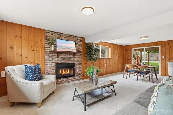 $950,000 | 22916 72nd Place West, Mountlake Terrace, WA 98043