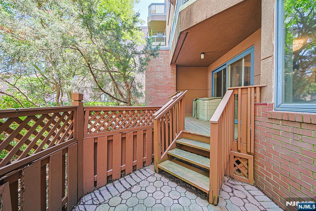 306 Smith Court, Unit R306 Edgewater, NJ 07020 - Photo 25 of 33