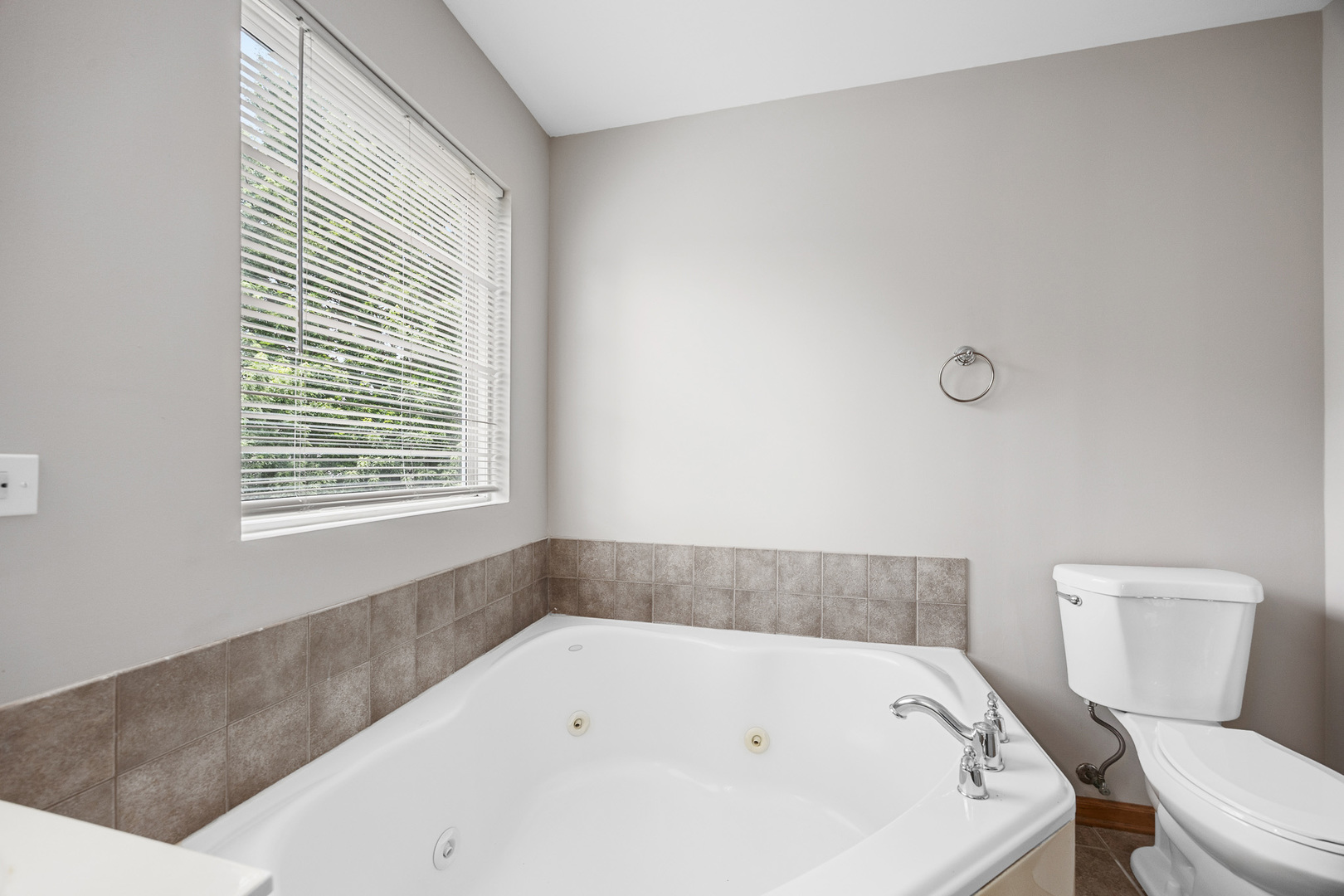 1301 Bridgehampton Drive Plainfield, IL 60586 - Photo 21 of 34 a bathroom with a bathtub and toilet
