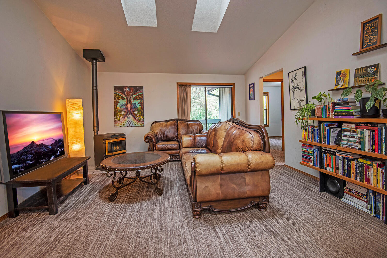 1906 Southwest Forest Ridge Avenue Bend, OR 97702 - Photo 4 of 19 Living room