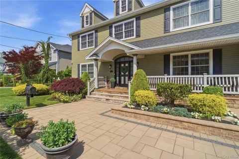 $2,150,000 | 27 Davison Place, Rockville Centre, NY 11570