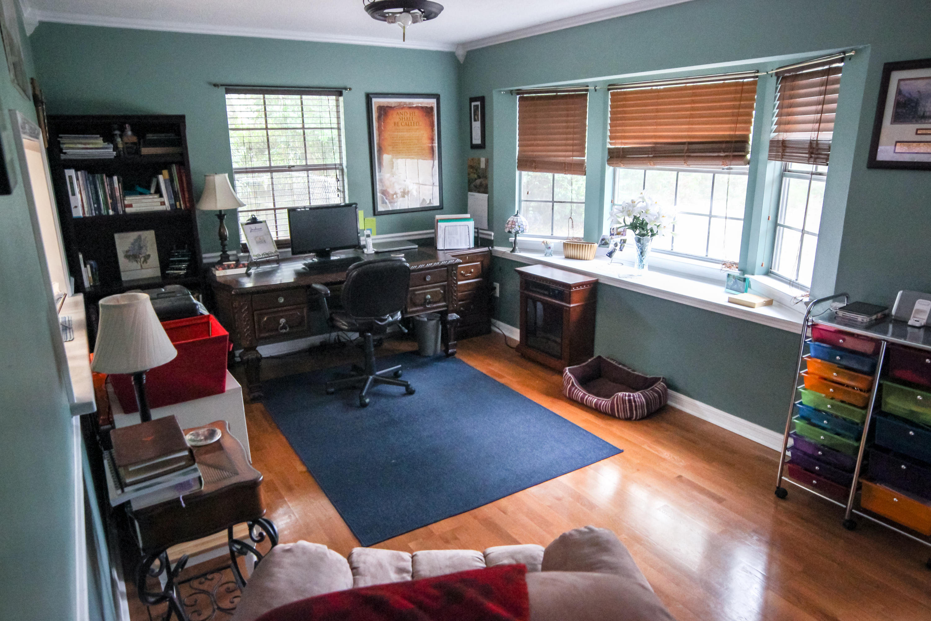 32 Country Club Road Shalimar, FL 32579 - Photo 17 of 56 a workspace with furniture bookshelf and a window
